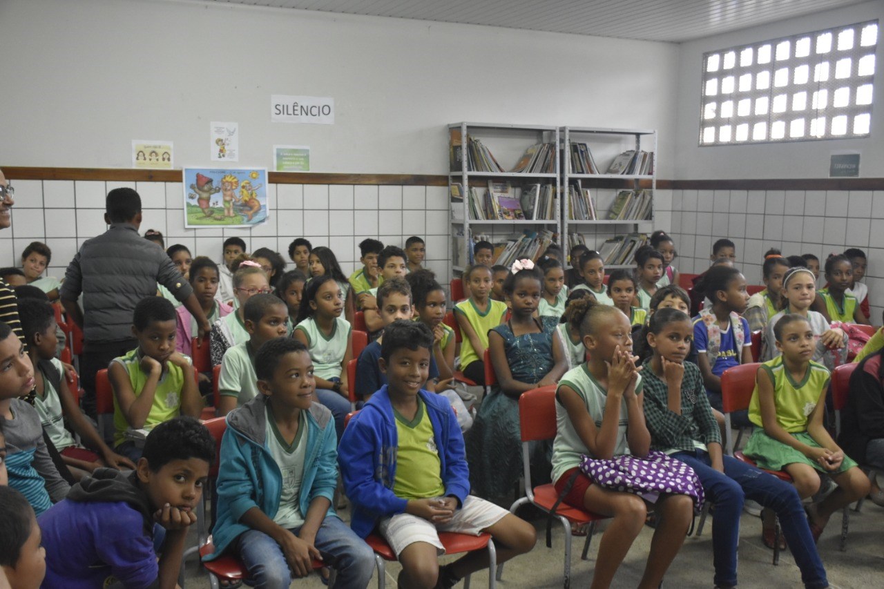 Camacã: Projeto Encontro com Escritor visita o Grupo Escolar Luíza Vargens

